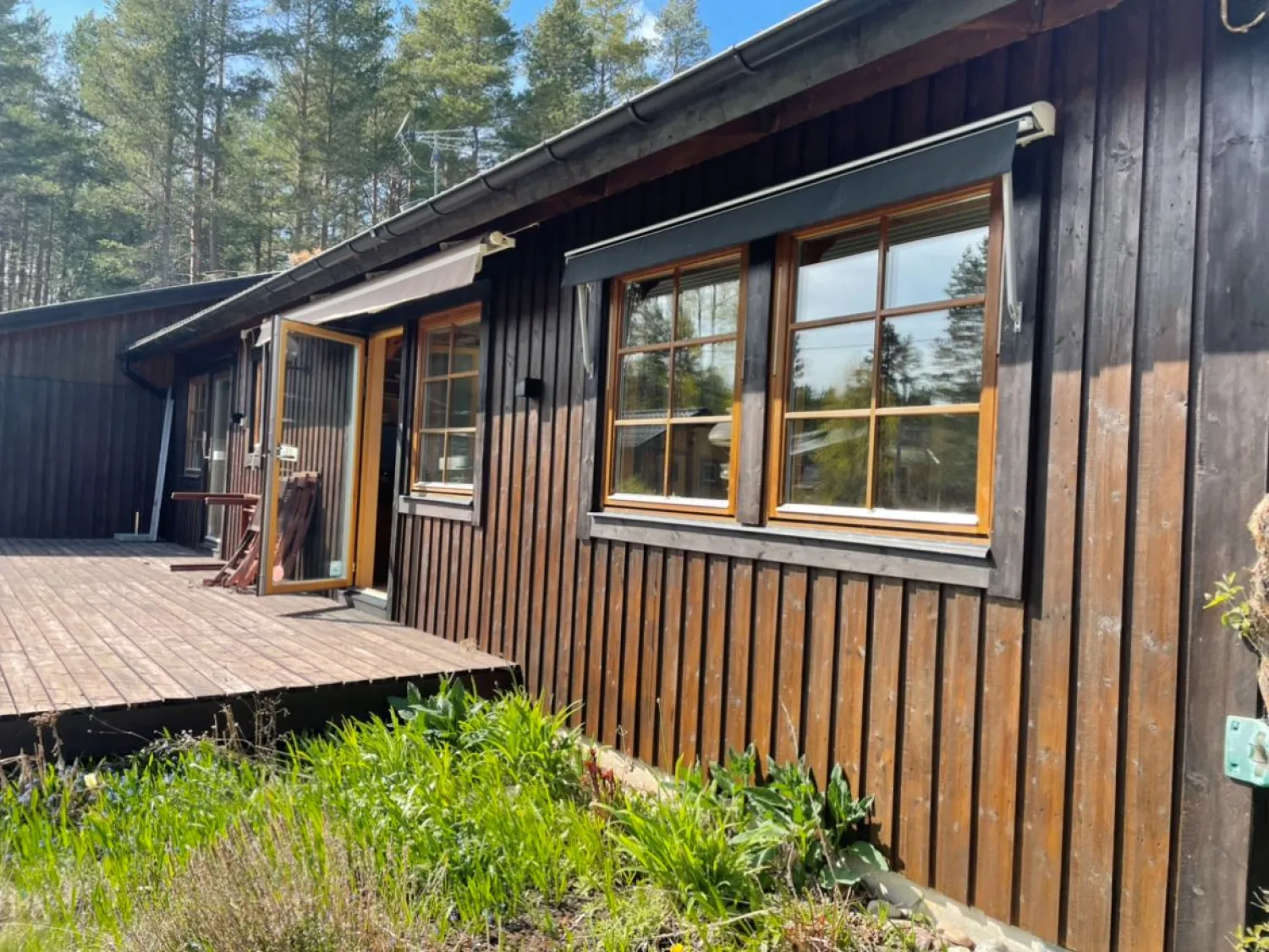 Färgbild fasad av hus med fönster