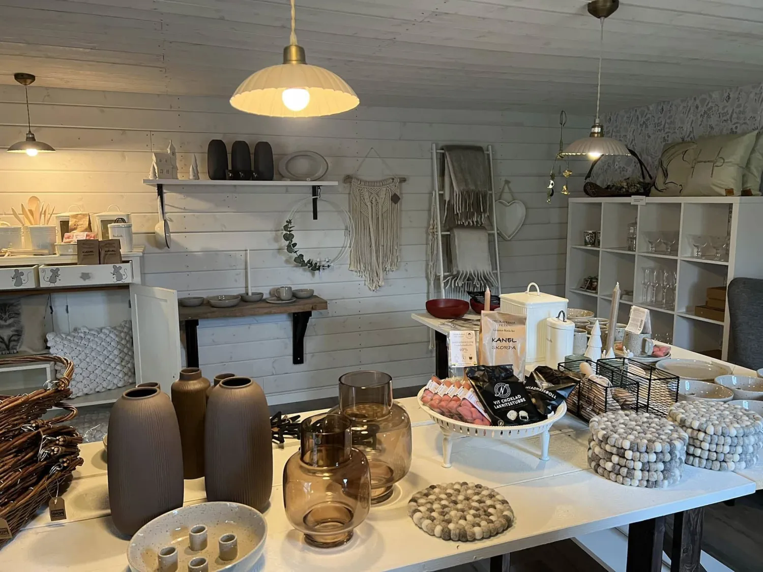 Färgbild - interiör av butik med varor