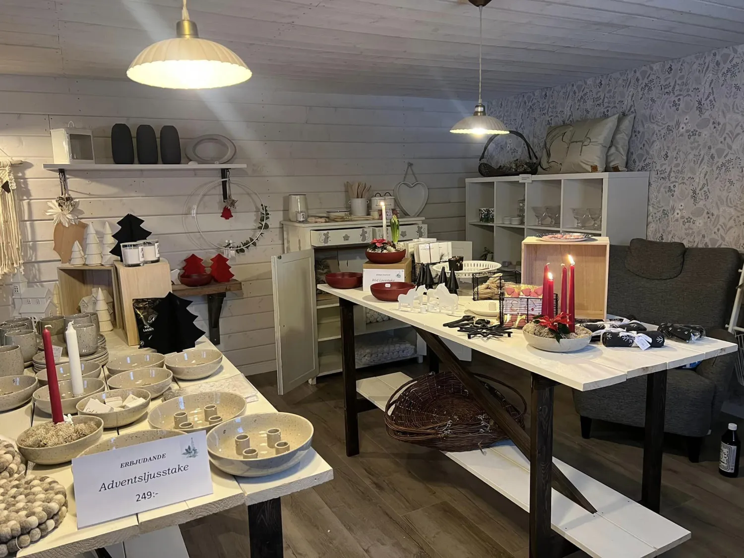 Färgbild - interiör av butik med varor