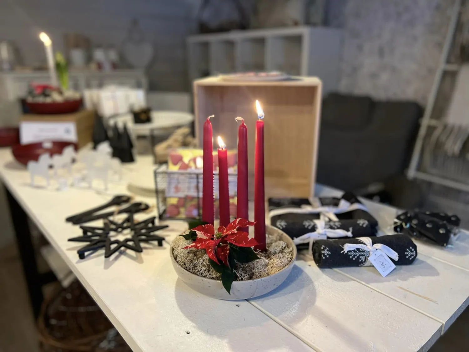 Färgbild - interiör av butik med varor