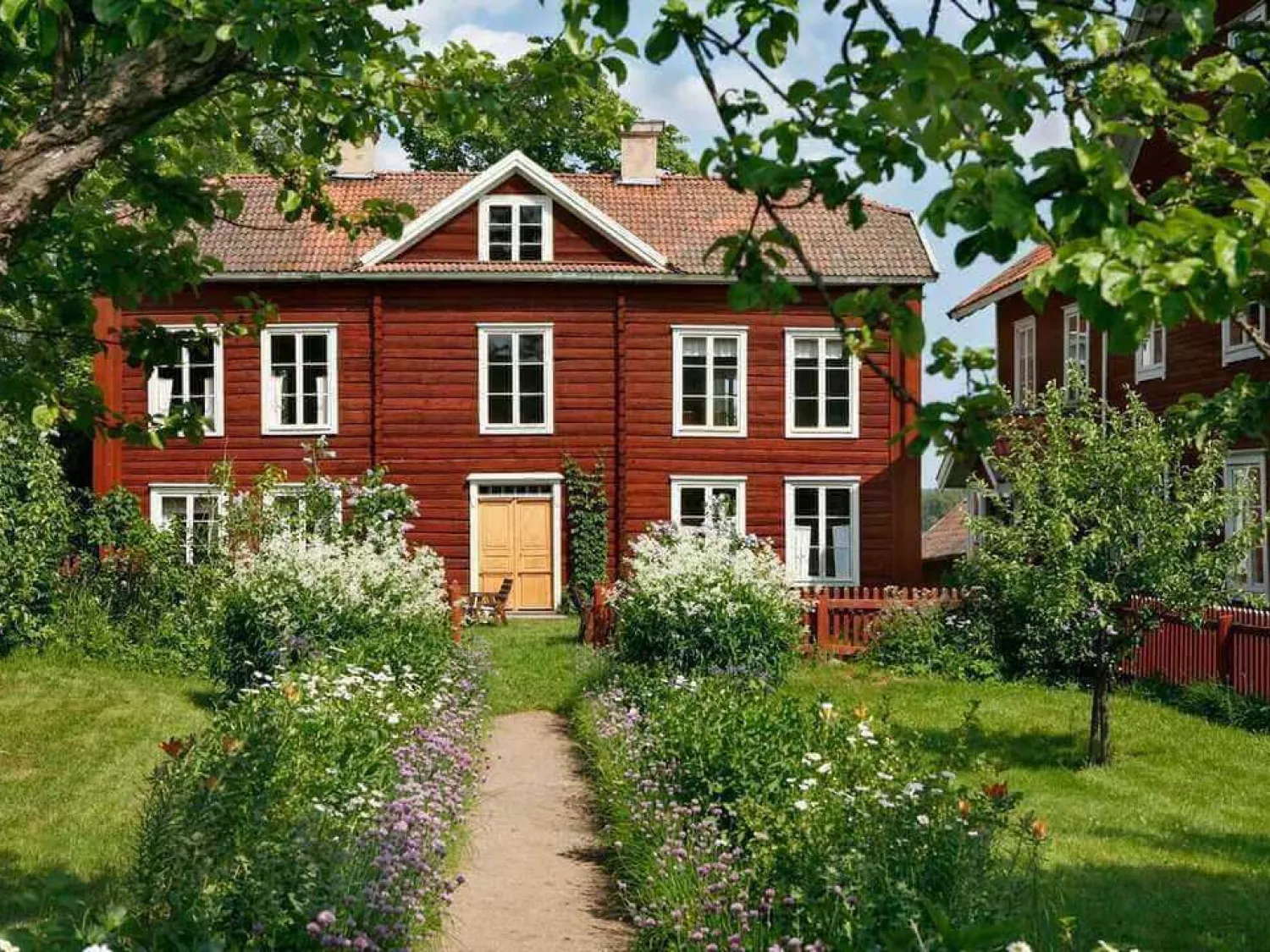 Färgbild - exteriör av Världsarvsgård Erik-Anders