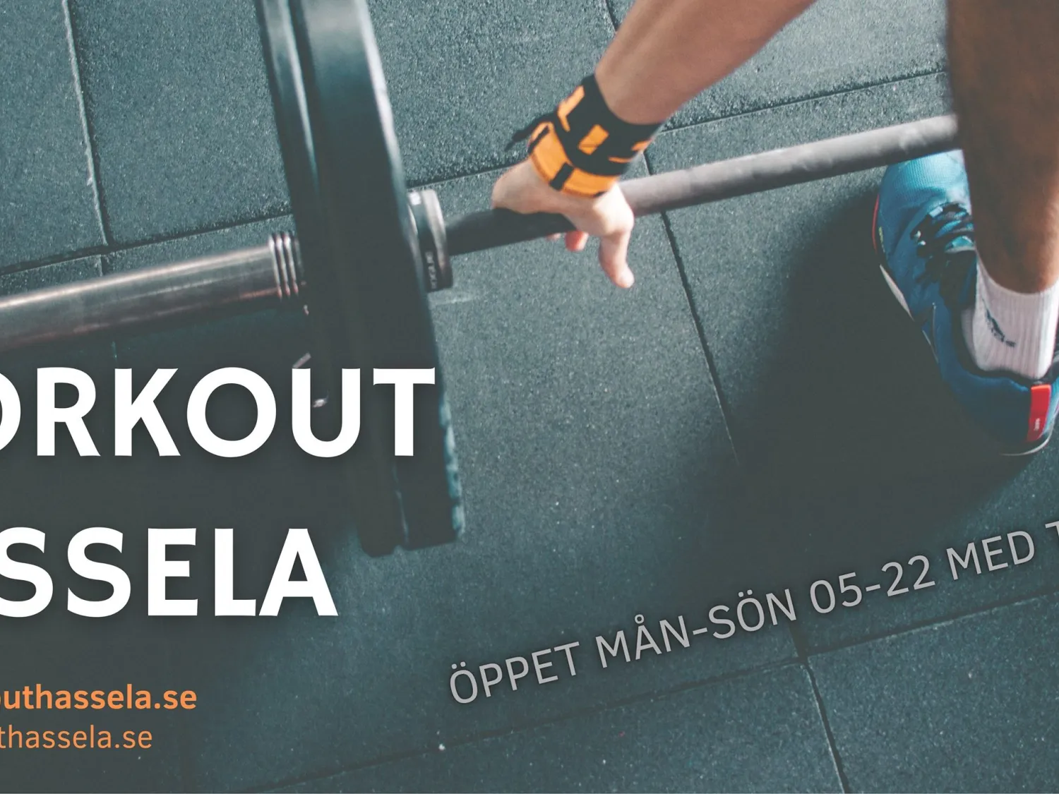 Inomhusbild i färg. Person som lyfter skivstång i närbild