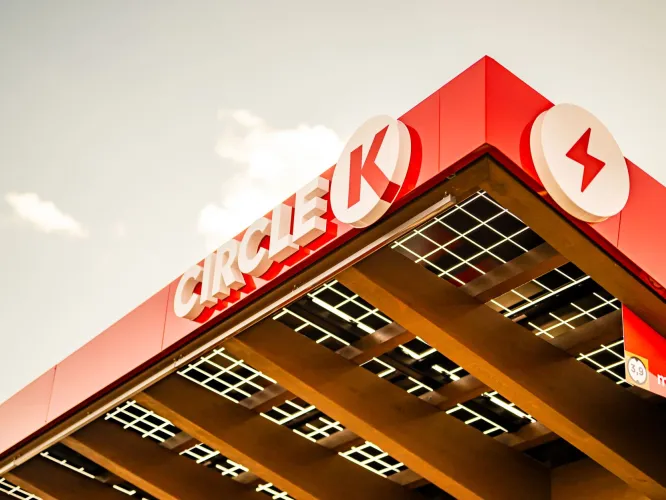 Färgbild - skylt av Circle K bensinstation.