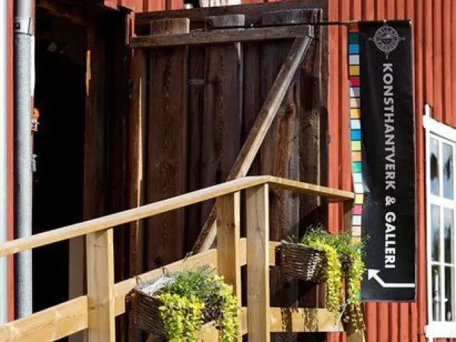 Färgbild - exteriör av hamnmagasinets entredörr