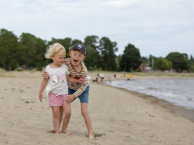 Färgbild - barn som leker på strand