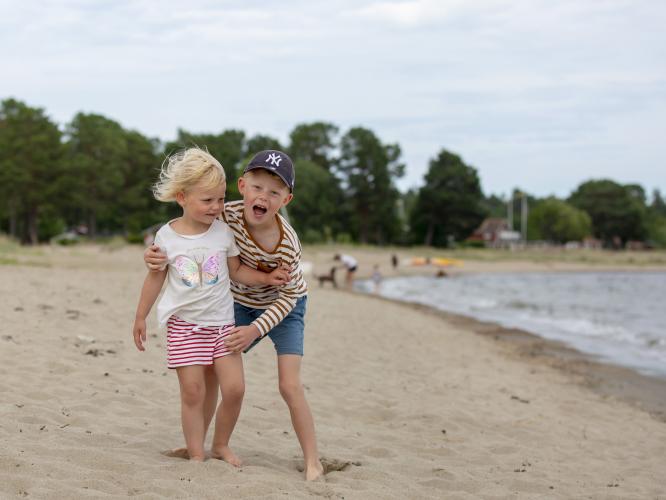 Färgbild - barn som leker på strand
