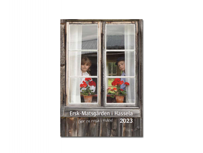 Färgbild - Framsidan på programmet för 2023. Motiv: ett gammalt fönster i närbild med två barn som nyfiket kikar ut genom glaset.