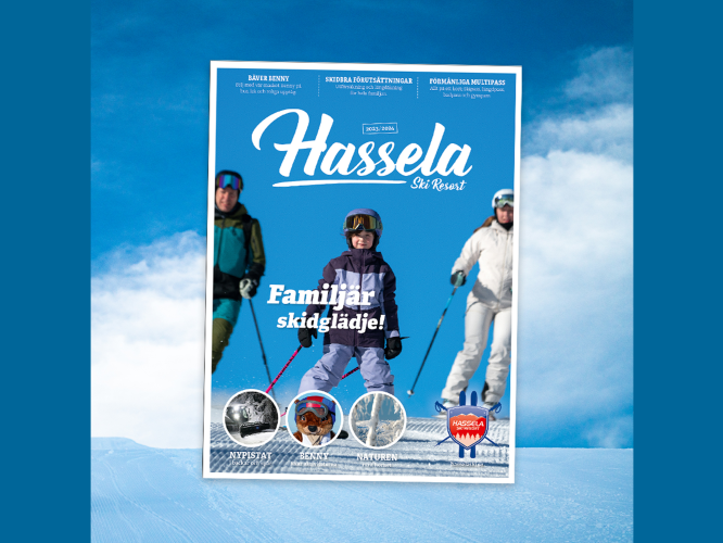 Färgbild - collage av framsida på broschyr med skidåkare i snölandskap, vit text på bild och blå bakgrund.