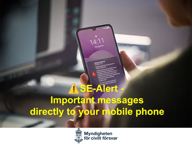 Färgbild - en person som håller en mobiltelefon. Gul text på bilden: SE-Alert viktigt meddelande direkt i mobilen.