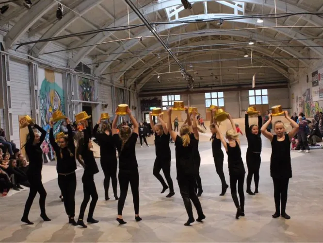 Grupp med dansare på uppvisning