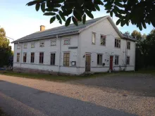 Älgeredsgården Älgeredsgården - vitmålad byggnad med röda fönster.