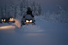 Äventyrsmästarna Skoteråkare i skymning i vinterlandskap