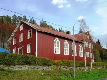 Grängsjö kapell Grängsjö kapell - rödfärgad byggnad med vita knutar och fönster.