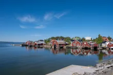 Rönnskär, Stocka Rönnskär, Stocka - sjöbodar på rad längs havsöns strandlinje vid havet.