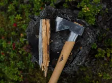Gränsfors Bruk - Yxor och smide Gränsfors Yxa liggande på en stubbe.