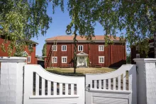 Hälsingegård Mårtes i Edsbyn Färgbild - exteriör bild av hälsingegård Mårtes i Edsbyn