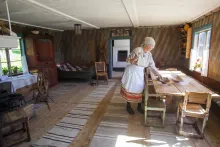 Ersk-Matsgården i Hassela Kvinna i historisk interiör miljö på Ersk-Matsgården i Hassela