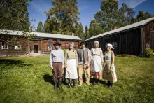 Ersk-Matsgården i Hassela Kvinnor och män ute på gården, klädda i tidsenliga kläder 1800-tal på Ersk-Matsgården i Hassela