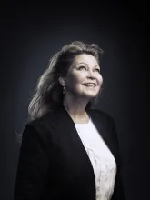 Kvinna leende med blicken uppåt