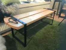 Nordanstigsbänken En sittbänk av trä och smidna järnben.