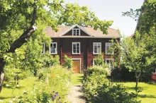 Världsarvsgården Erik-Anders i Asta, Söderhamn Färgbild - Världsarvsgård Erik-Anders i Asta, Söderhamn. Exteriör bild på röd och vit timmerbyggnad.