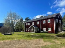 Fågelsjö gammelgård - Dalarna - Ljusdals kommun Färgbild - Fågelsjö gammelgård. Exteriör av röd och vit byggnad.