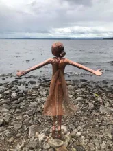 Flickan - konstskulptur Konstskulptur flicka vid en sjöstrand