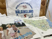 Magasin 2024 Färgbild - närbild på turistbroschyrer