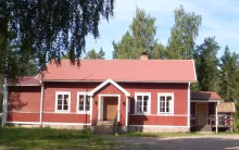 Sågtäktens Bygdegård Sågtäktens bygdegård - rödfärgad byggnad med vita knutar