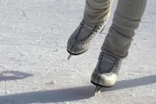Skridskor Skridskoåkare på is - närbild skridskorna