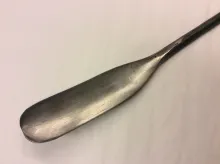 Skohorn Ett skohorn i järn i närbild.