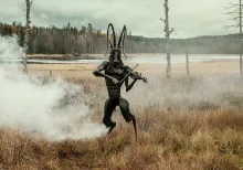 Syndabocken En fiolspelande hälsingebock ute på en dimmig myr i skogen.