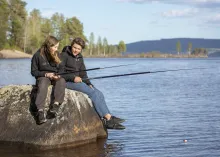 Ungdomar som fiskar