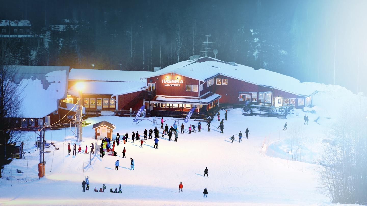Exteriör Hassela Ski Resort Hotell med skidåkare utanför i skidbacken.