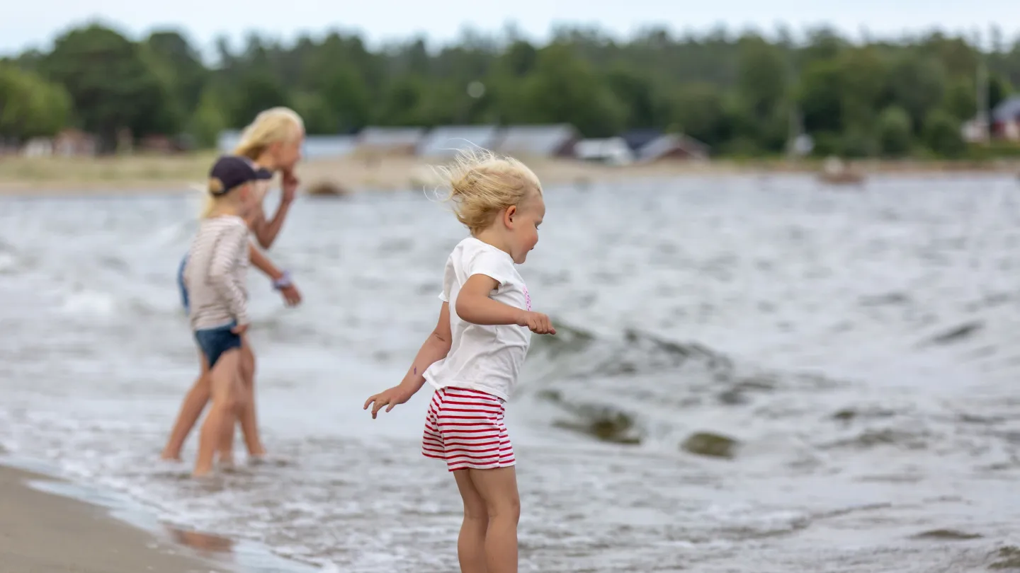 Barn som leker i Sörfjärden