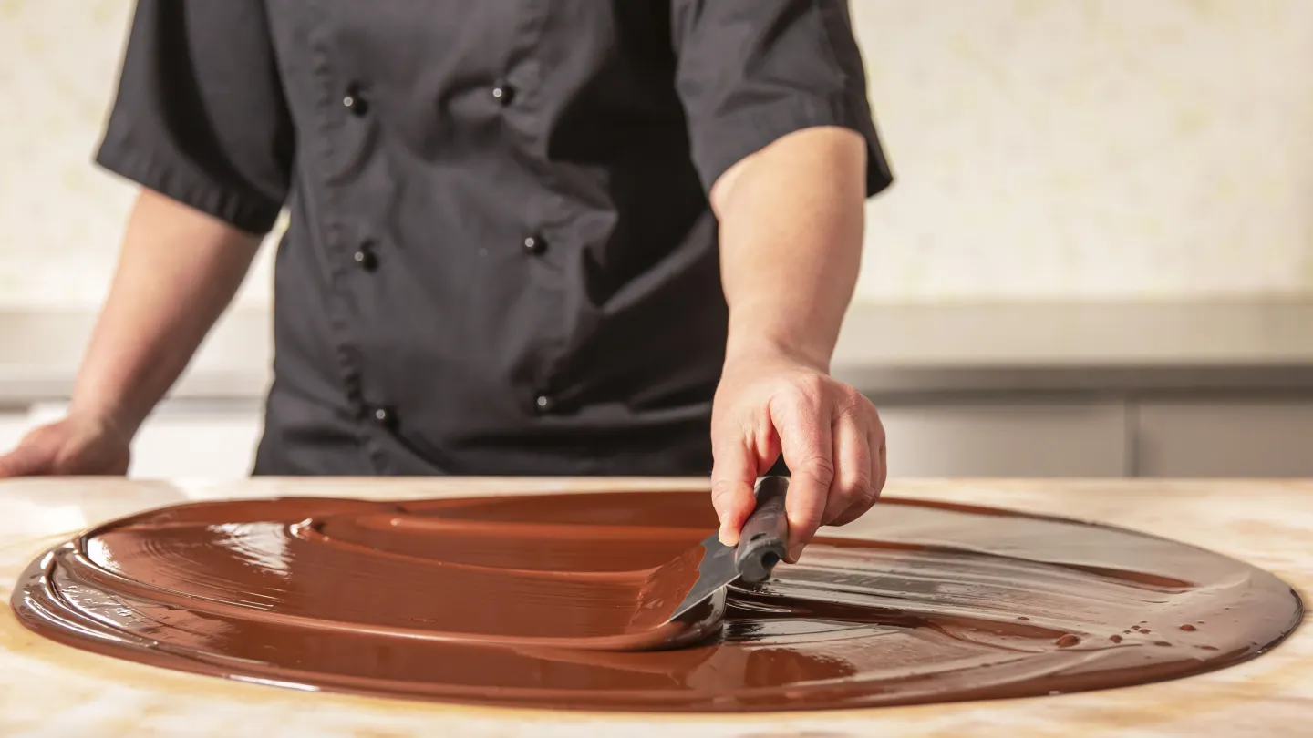 person som arbetar med choklad