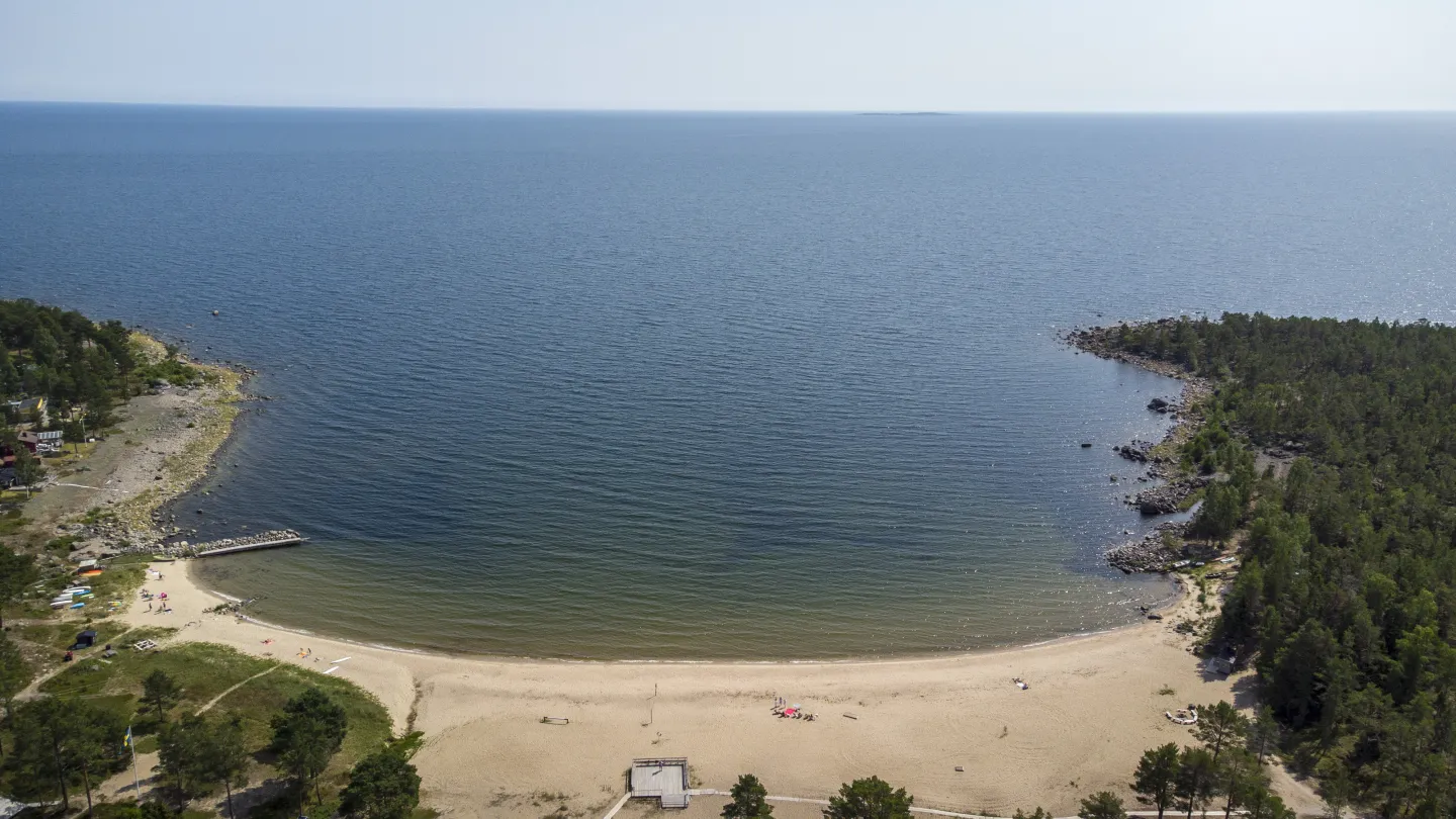 Färgbild - havsstrand, drönarbild