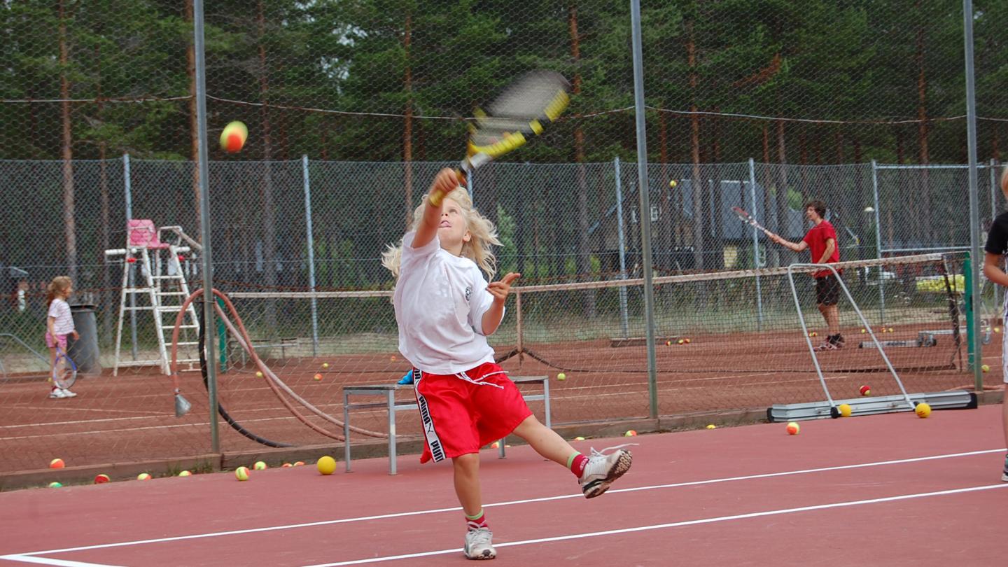 Unge som spelar tennis