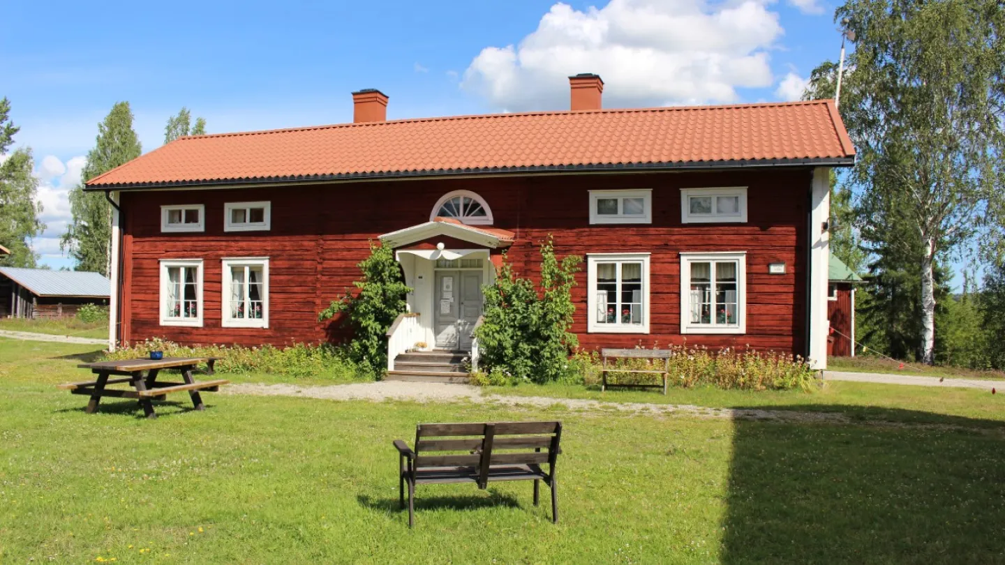 Färgbild - exteriör bild av Gnarps hembygdsgård  - röd och vit byggnad