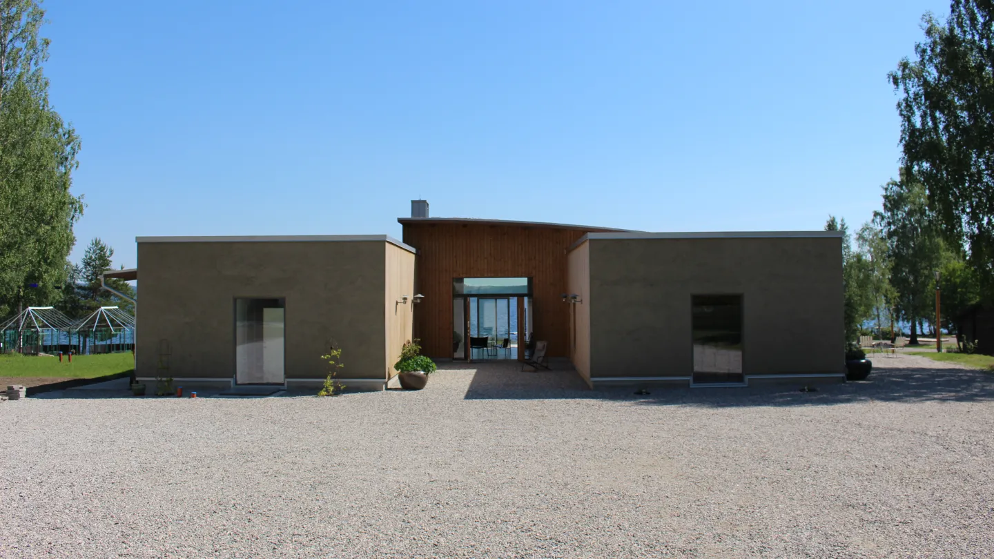 Färgbild - exteriör av Visit Sagaliden entrehus.