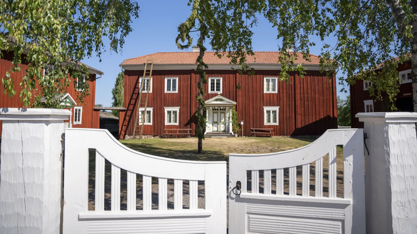 Färgbild - exteriör bild av hälsingegård Mårtes 