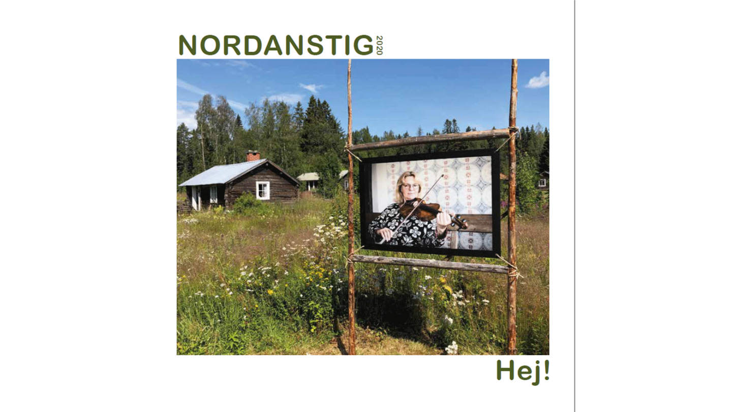 Framsida av turistbroschyr. Fäbodvall med vallstugor och spelkvinna på ramad bild i naturen.