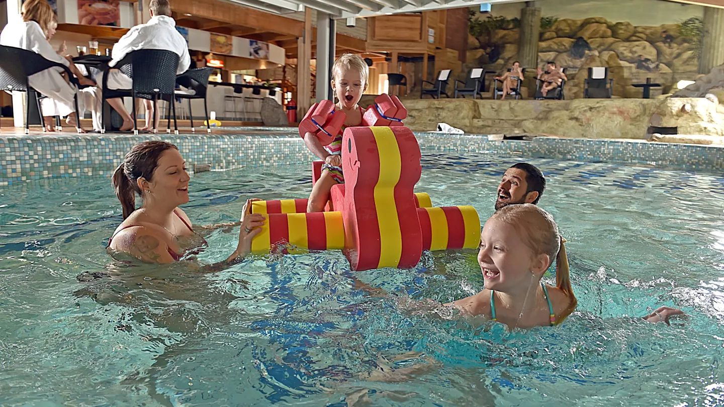 Människor badande i inomhuspool - Hassela Ski Resort