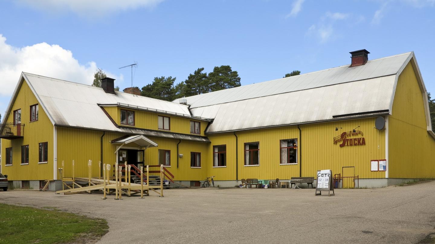 Stocka Folkets Hus - stor gul vinkelbyggnad.