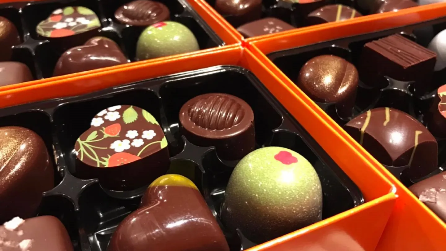 Chokladpraliner i askar.