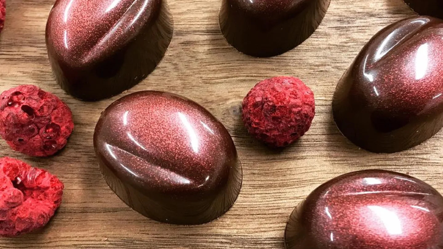 Chokladpraliner på träbord