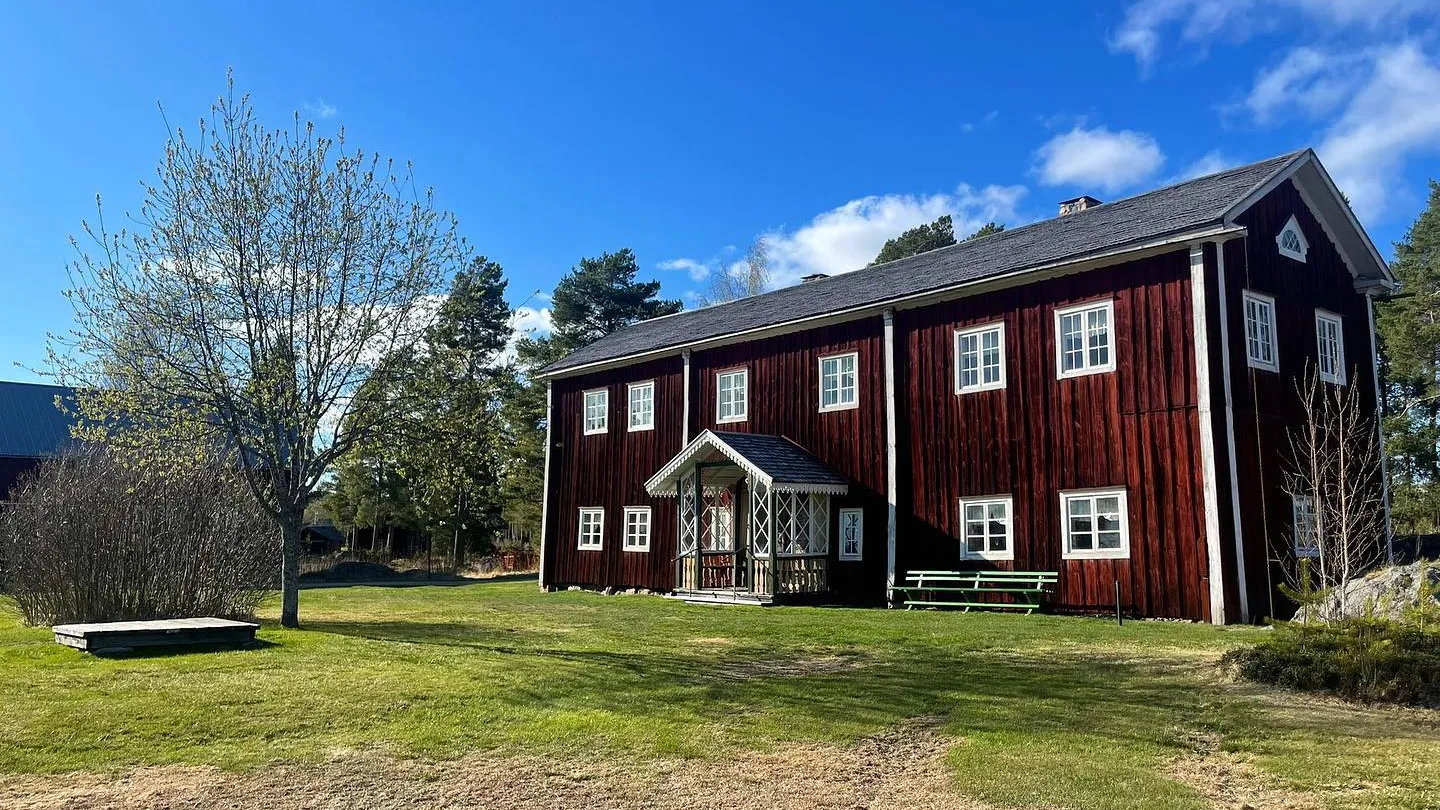 Färgbild - exteriör bild av Fågelsjö gammelgård. Röd och vitmålad byggnad