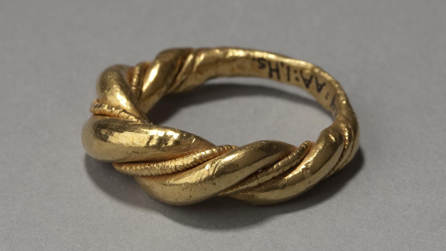 En guldring från 1000-talet. Gärderingen från Jättendal