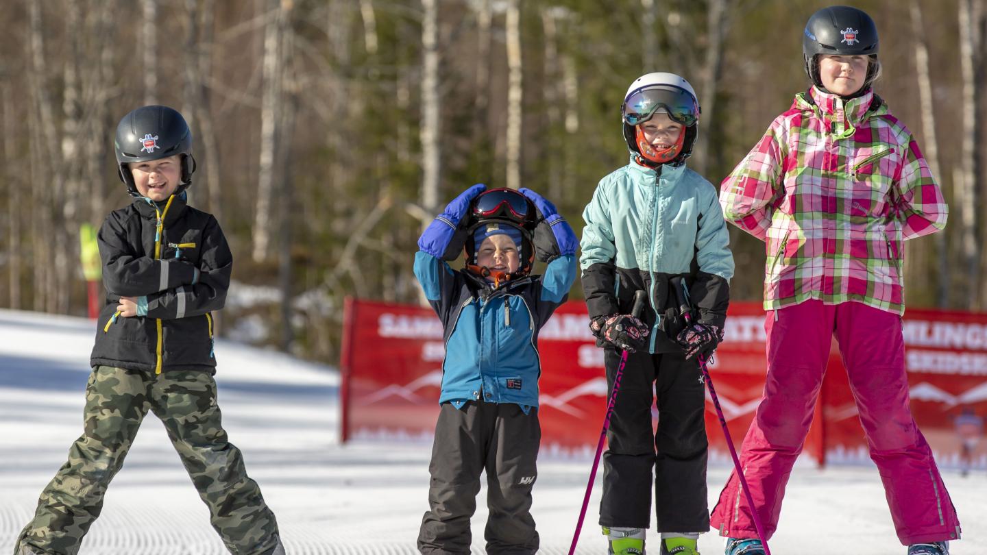 Glada barn på skidor