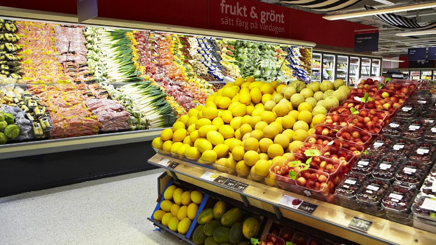 Frukt och grönsaker i butikshyllor